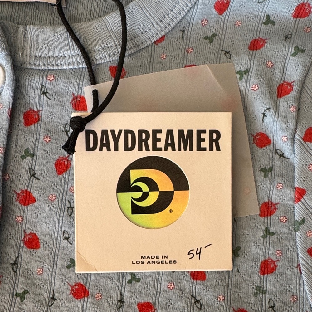 NWT! Daydreamer strawberry all over print button up top size large - Picture 3 of 3